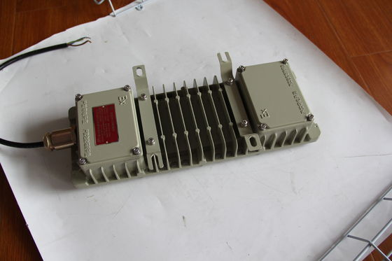 چراغ های سیلابی LED ضد انفجار نصب شده روی سقف، بادوام و روشنایی برای صنعت نفت