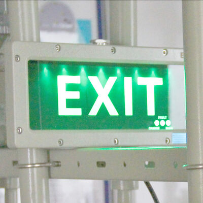 30 ساعت زمان کار ضد انفجار چراغ LED ولتاژ قابل تنظیم ایده آل برای معدن گاز نفت و صنعت شیمیایی