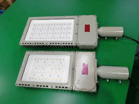 چراغ های خورشیدی ضد انفجار در فضای باز Ip66 100w 200w LED Flood Light Efficiency 130lm/w با پنج سال گارانتی