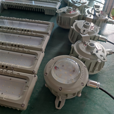 نور خطی ضد آب ATEX IEC IP66 WF2 با آلومینیوم صنعتی روشنایی دریایی LED 90-295V 100Watt