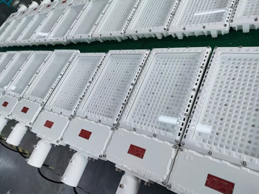 چراغ خیابان LED ضد انفجار CCT 3000/ 4000/ 5000/ 5700K CRI Ra≥80 ایده آل برای صنایع در مناطق با گرد و غبار گاز خطرناک