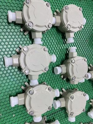 محفظه سفارشی IP66 ضد آب ATEX جعبه اتصال محفظه قدرت ضد شعله 220V / 380V جعبه اتصال آلومینیوم ریخته شده