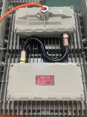 300-500 وات نور ضد انفجار ضد سیلاب ضد آب ضد خوردگی 140lm / W 220v 380v