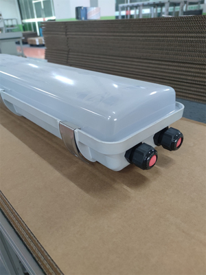 2*18w/2*36w نور فلورسنت ضد انفجار IP66 WF2 سطح حفاظت CRI بالا Ra≥70