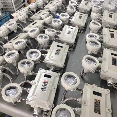 AC90-380V ولتاژ ضد انفجار چراغ فلد LED گزینه های قابل تنظیم و کارایی 150lm / w