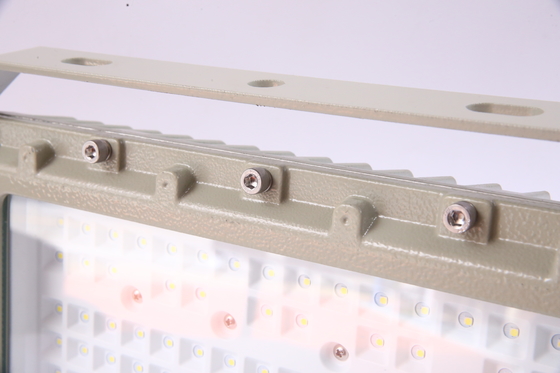 چراغ سیلاب LED ضد انفجار قابل تنظیم 50-240 وات | تراشه های CREE | دارای گواهینامه ATEX برای مناطق خطرناک