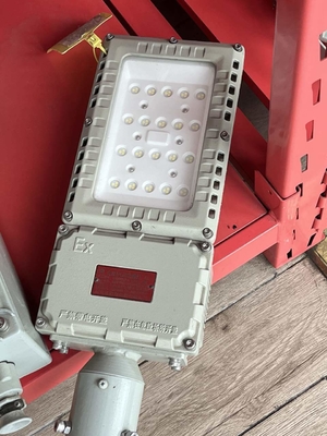 قیمت کارخانه چراغ خیابانی سیلابی ضد انفجار ATEX 50 وات - 250 وات IP66 فضای باز برای فرآوری نفت و گاز و مواد شیمیایی