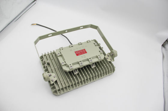 چراغ فلج ضد شعله ای LED ️ صرفه جویی در انرژی، IP66 برای کارخانه های شیمیایی و سیستم عامل های دریایی