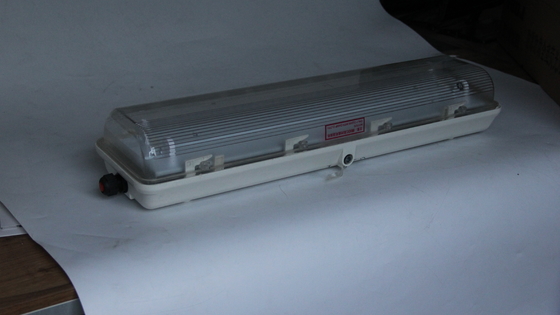 دوام ATEX/IECEx/CNEX نور خطی ضد انفجار LED درجه صنعتی IP66 روشنایی برای مناطق خطرناک کارخانه های شیمیایی نفت و گاز معدن تاسیسات دریایی طراحی کارآمد انرژی کاهش می دهد