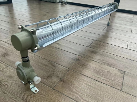 یک عدد چراغ لوله ای LED ضد انفجار 1x48 با توان 115 لومن بر وات، بدنه ABS، مناسب برای مناطق صنعتی خطرناک