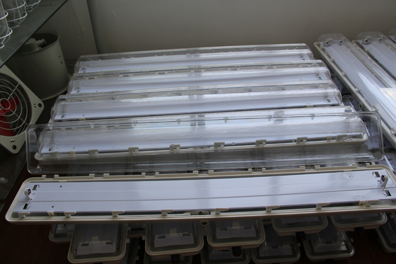چراغ روشنایی LED ضد انفجار تایید شده ATEX/IECEx/CNEX برای مناطق خطرناک، دارای درجه حفاظت IP66، 5 سال گارانتی، توان و اندازه قابل تنظیم، چراغ خطی ضد انفجار سری BYS با دوام و دارای سه گواهینامه