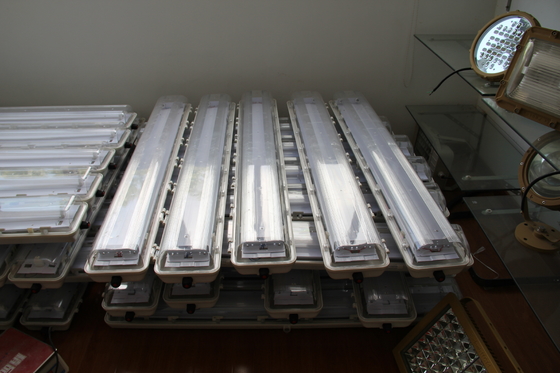 چراغ روشنایی LED ضد انفجار تایید شده ATEX/IECEx/CNEX برای مناطق خطرناک، دارای درجه حفاظت IP66، 5 سال گارانتی، توان و اندازه قابل تنظیم، چراغ خطی ضد انفجار سری BYS با دوام و دارای سه گواهینامه