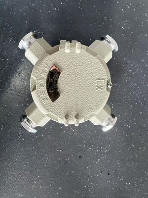 IP66 آبپاش آلومینیوم ریخته شده 220V / 380VAC 1-5Way Box Proof Junction Box برای منطقه خطرناک صنعت انبار